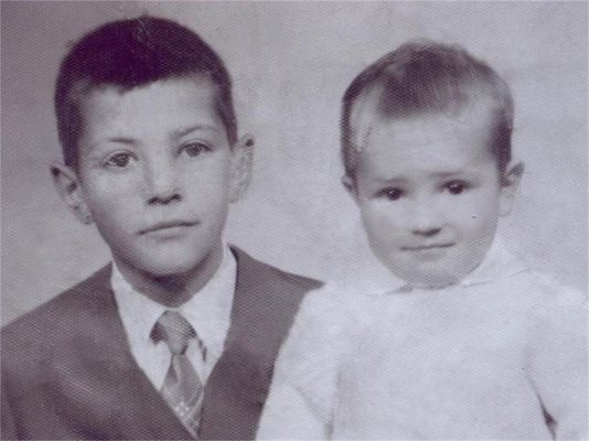 Брат му Здравко (вляво), когато е на10 г., и 2-годишният Младен.