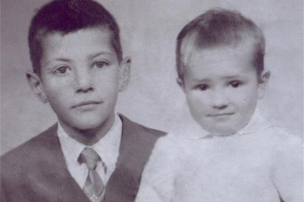 Брат му Здравко (вляво), когато е на10 г., и 2-годишният Младен.