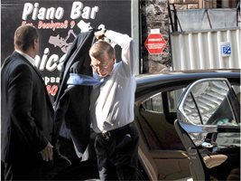 Вицепремиерът на Русия Виктор Зубков облича сакото си, преди да влезе на разговори с българския премиер Бойко Борисов. 
СНИМКА: ЙОРДАН СИМЕОНОВ
