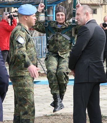 Президентът с командира на "Специални сили" бригаден генерал Явор Матеев.