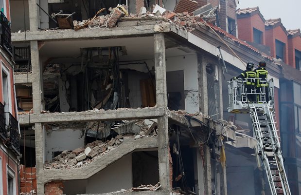 Взривът потроши и съседни сгради