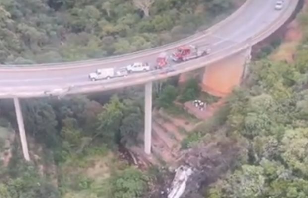 Автобусът е паднал от височина от петдесет метра от моста и се е разбил на дъното на урва Кадър: Туитър/HeidiGiokos