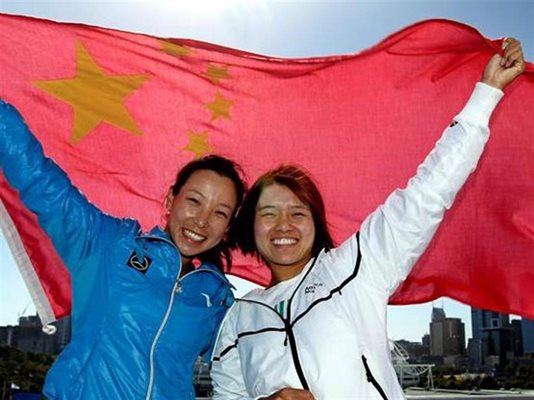 Цзе Чжън (вляво) и На Ли с китайското знаме, след като станаха първите две тениситки от тази страна, стигнали полуфинал в “Големият шлем”.
СНИМКИ: РОЙТЕРС
