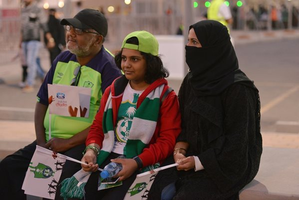Развълнувани и щастливи на входа на стадиона в Джеда стотици жени се възползваха от възможността да гледат любимия си отбор на живо Снимка: Ройтерс