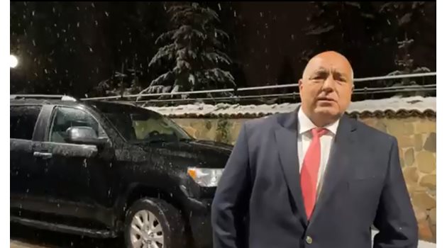 Борисов застана до два символа на кампанията - джипката и оградата, която го дели от Румен Радев, за да направи неделното си изявление във фейсбук.