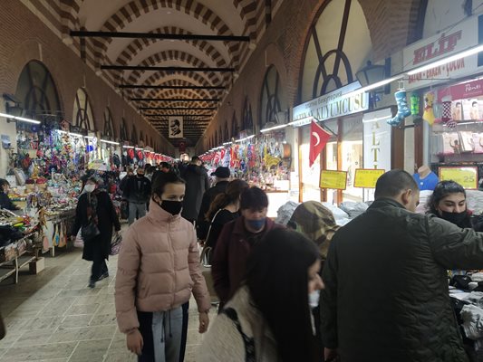 В покрития пазар в центъра на града, известен като мини-Капълъ чарши, се продават дънки по 15 лева и спален комплект по 35 лева.