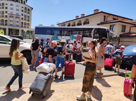 Бежанци напускат Слънчев бряг, за да бъдат настанени в буферния център в Сарафово
СНИМКА: ЕЛЕНА ФОТЕВА