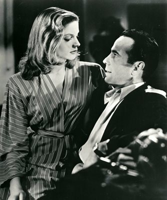 Лорън Бекол и бъдещият ѝ съпруг Хъмфри Богарт в кадър от филма “Да имаш и да нямаш” от 1944 година. Твърди се, че искрата между двамата пламнала именно на снимачната площадка.