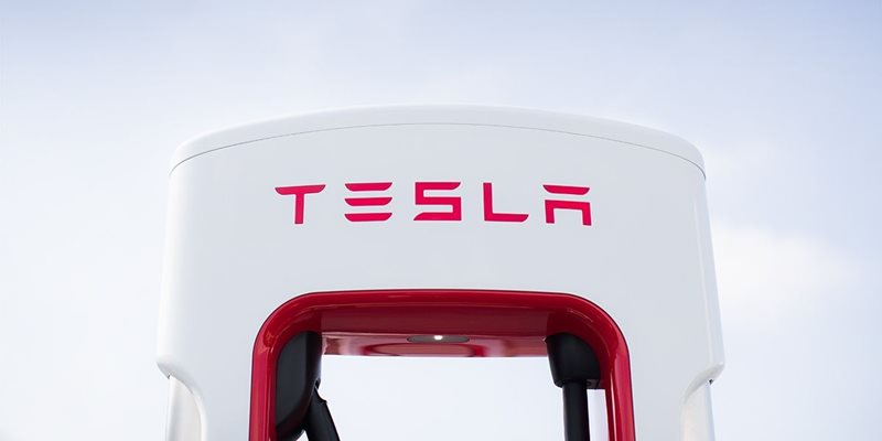 Зарядните станции на Tesla Supercharger са само няколко в България, но колите на американската компания могат да се зареждат и на колонките на други фирми. Снимка: производителите