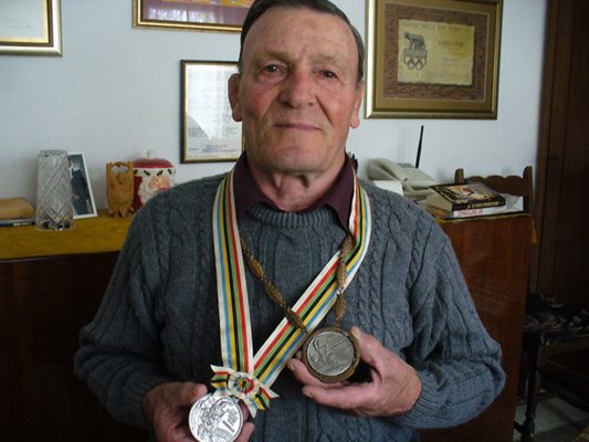 Борецът Станчо Колев има два сребърни медала от олимпиади - през 1960 г. от игрите в Рим - медалът вдясно, и през 1964 г. в Токио.