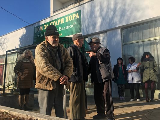 Дядовци наблюдават кулинарната вакханалия.