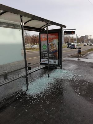 Вандали потрошиха спирка в София