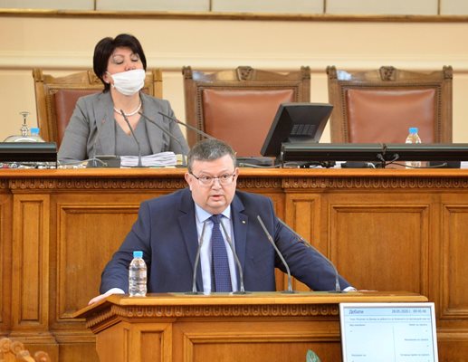 Антикорупционната комисия, ръководена от Сотир Цацаров, видя няколко проблема в законопроекта.