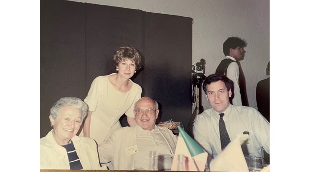 Проф. Ханке (вдясно), съпругата му Лилиан, а до тях са Нобеловият лауреат проф. Милтън Фридман и г-жа Фридман (вляво).
СНИМКА: ЛИЧЕН АРХИВ НА ПРОФ. ХАНКЕ