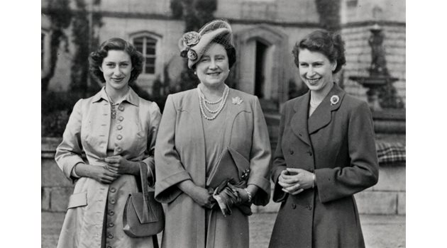 Кралицата майка Елизабет Боуз-Лайън заедно с дъщерите си Маргарет и кралица Елизабет II