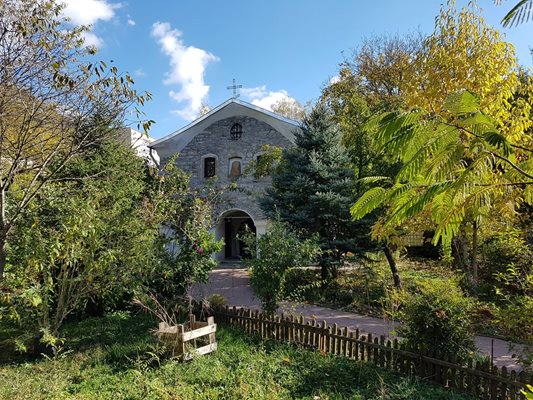 Църквата „Св. Архангел Михаил” в кв. Чолаковци