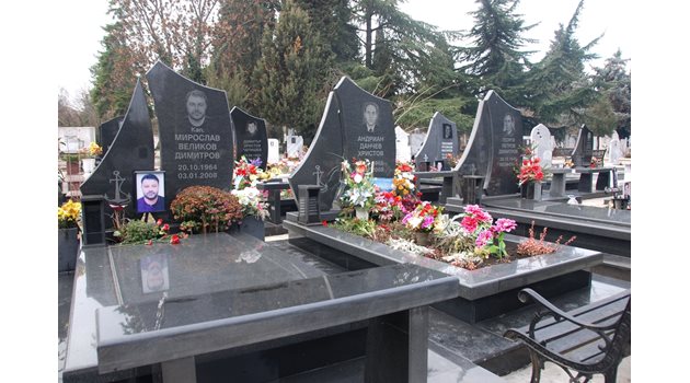 Гробовете на загиналите моряци от българския кораб "Ванеса"