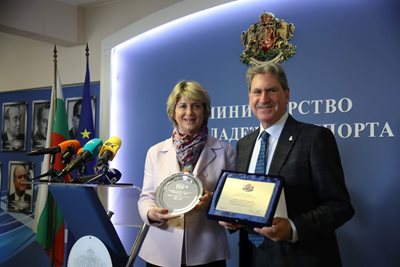 Спортният министър Весела Лечева и шефът на Международната федерация по тенис Дейвид Хагърти