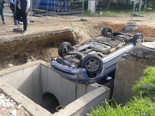 Колата се обърнала по таван след гонка с полицията на бул. "Дунав" в Пловдив.
