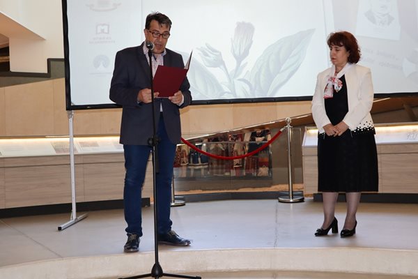 Проф. Иван Иванов и проф. Виктория Сарафян приветстват гостите на избожбата.