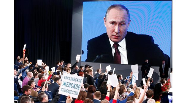 Владимир Путин говори пред над 1400 журналисти от цял свят.