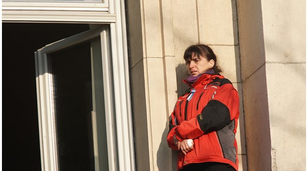 Бойка Анастасова излезе на перваза на парламента, след като служители на НСО нахлули в стаята.