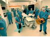 Германски лекари с песен и усмивки срещу COVID-19: Заедно се справяме, ще победим (Видео)