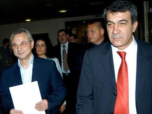 Ахмед Емин (на преден план вдясно) бе началник на кабинета
на Ахмед Доган от 2001 г.