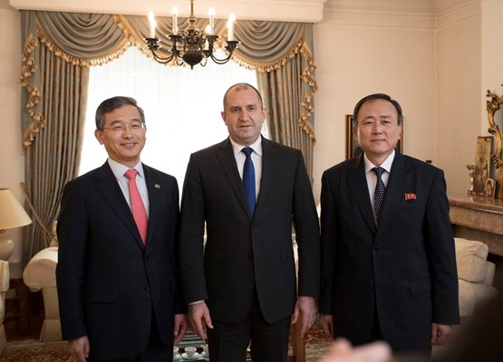 Румен Радев се срещна с посланици от Азия в България. СНИМКИ: Президентството