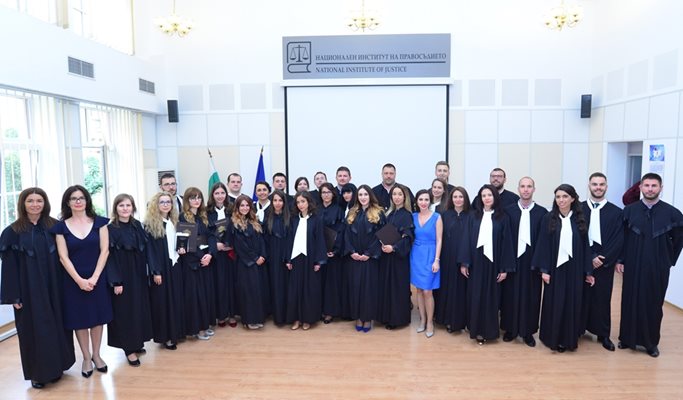 Българските младши съдии, които се дипломираха тази година, заснети с преподавателките си в НИП Илияна Балтова и Виолета Магдалинчева.
