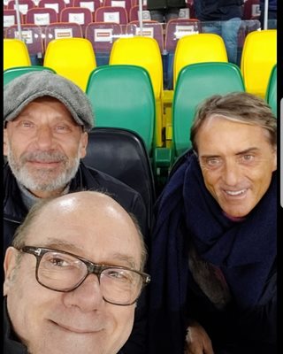 Режисьорът и актьор Карло Вердоне си направи селфи на стадиона "Уембли" със селекционера на адзурите Роберто Манчини и с Джанлука Виали