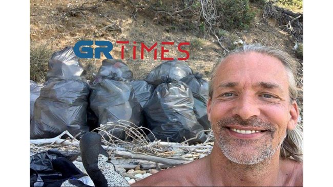 A Swedish tourist has collected dozens of bags of waste from the beaches of Halkidiki