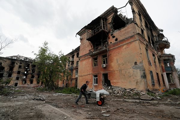 Силно повредени сгради край завода "Азовстал" в южния град Мариупол.
СНИМКА: РОЙТЕРС
