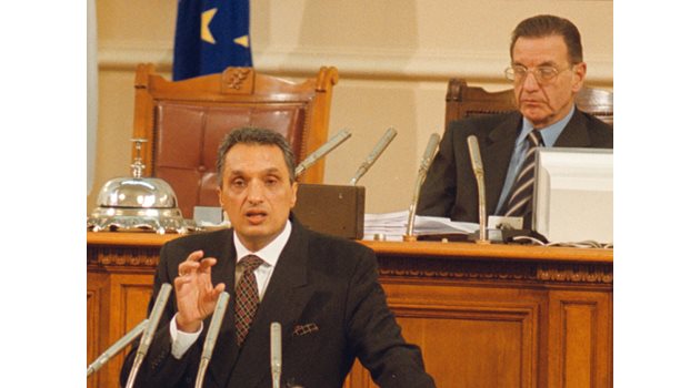 Иван Костов говори пред депутатите като премиер.