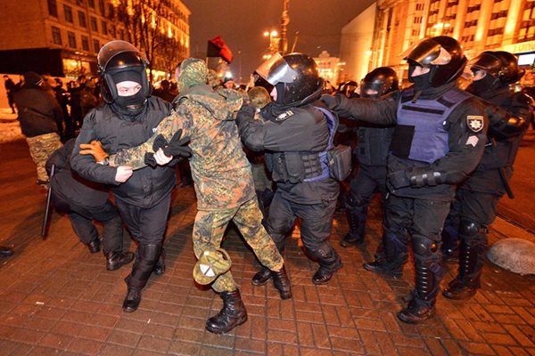 Сблъсъци между полиция и демонстранти в Киев