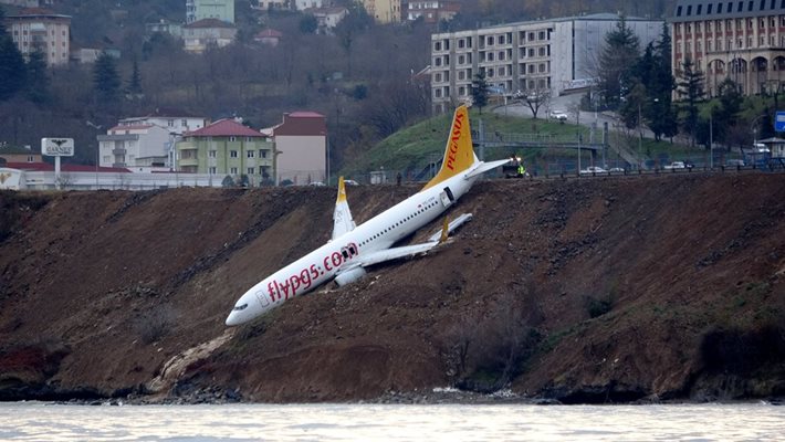 На снимки от произшествието се вижда как самолетът е затънал в кал. Снимки РОЙТЕРС