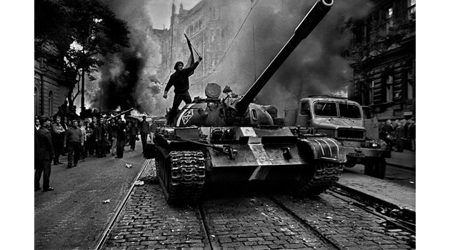 КАТО НА ВОЙНА: Протестиращите по улиците нямат никакъв шанс срещу войниците и танковете на чуждите агресори.