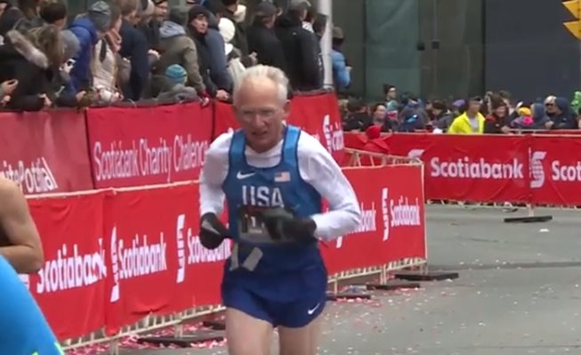 70-годишният американец Джийн Дайкс на маратона в Торонто Кадър: Yotube