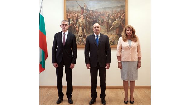 Красимир Станчев с президента Румен Радев и вицепрезидента Илияна Йотова, когато е повишен в чин бригаден генерал.