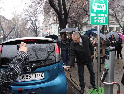 Първата зарядна станция за електроавтомобили в Стара Загора бе открита още през декември 2012 година. 
