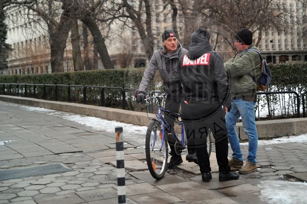 Васил Гюров обикаля на колело