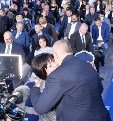 Борисов се прегърна с бившата председателка на 44-ото НС Цвета Караянчева.