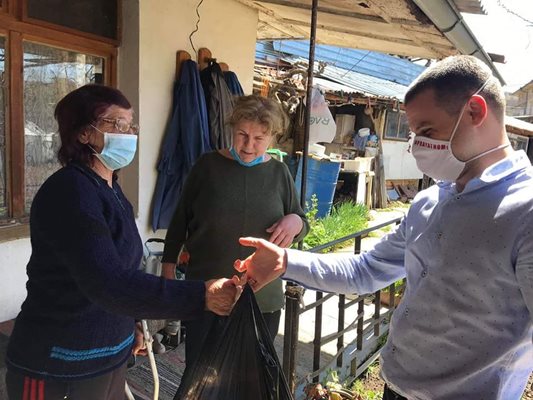 По време на COVID пандемията соцмладежите имаха доброволчески отряди, които да помагат на възрастни хора.