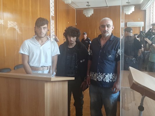 Омар, Ахмад и Абдулах ще бъдат съдени за трафик на мигранти в Бургас, а първият - и за смъртта на полицаите.