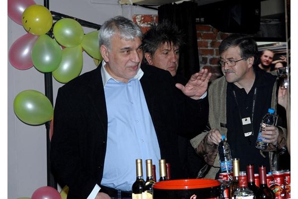 Композиторът Стефан Димитров и Амебата (зад него) също си припомниха славните години на рокендрола
СНИМКИ: ДЕСИСЛАВА КУЛЕЛИЕВА