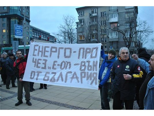 Иван Петров (вдясно, на преден план) се появи на втория ден на протеста и нареди на своите момчета да издигнат плакат. 
СНИМКИ: ЦАНКО ЦАНЕВ