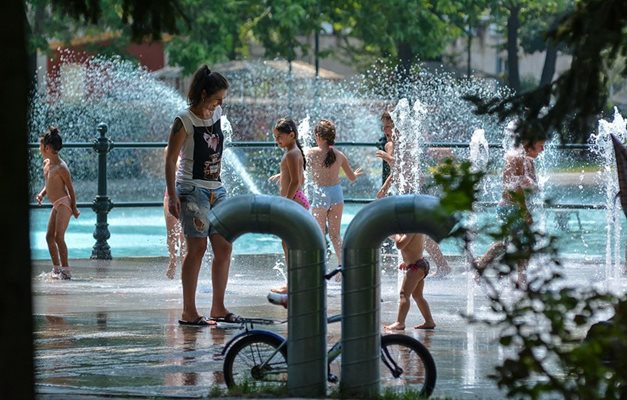 Деца се разхладиха край Пеещите фонтани в Пловдив, отстрани възрастните им се радваха. СНИМКА: АТАНАС КЪНЕВ