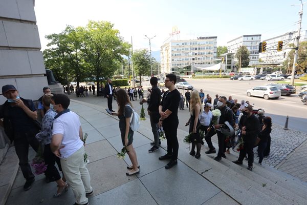 Опашката от хора, които искаха да окажат последен поклон пред Гергина Тончева, се изви след подлеза на ректората. 