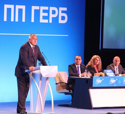 Борисов държи реч от сцената на една от последните конференции на ГЕРБ.