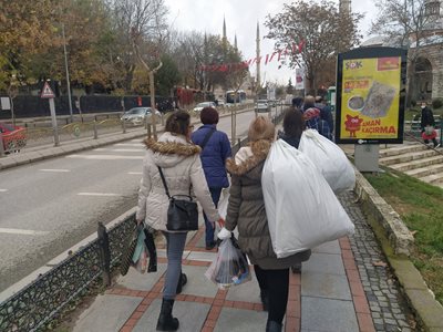 Българки носят чували с покупки в Одрин към автобуса и после пак се връщат в магазините за още и още. Снимки: Авторът